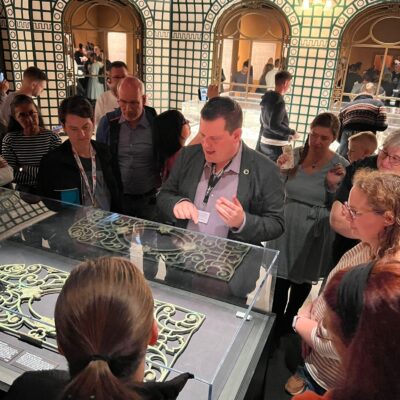 Malte Fiebing-Petersen in front of the showcase with an exhibit from the exhibition Titanic - The Exhibition Real finds, true fates