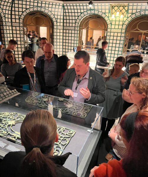 Führung_3 Malte Fiebing-Petersen in front of the showcase with an exhibit from the exhibition Titanic - The Exhibition Real finds, true fates